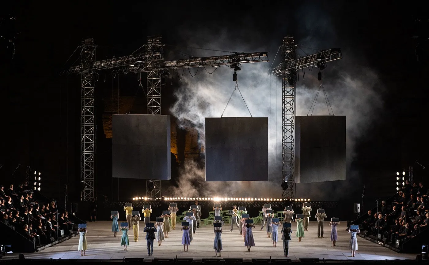 scenografia buduje nastrój i opowiada historię przedstawienia